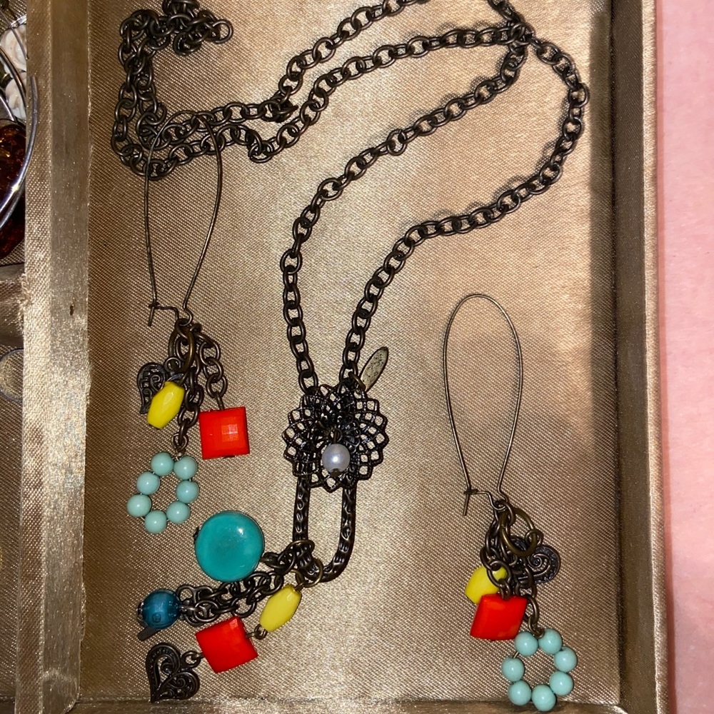 Plunder: necklace and earring set